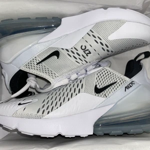 Nike 270 vit  - Helt ny oanvänd Nike 270 vit i storlek 40. Kvitto finns. Möts upp i Stockholm eller fraktar på köparens bekostnad. 