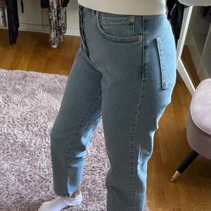 Ljusblåa jeans, så fräscha nu till vår och sommar!! Byxorna är som nya då det var för små för mig tyvärr. Byxorna är i storlek 34 och är köpta på Nakd. Tveka inte på att höra av dig om du har frågor🥰🌞🌞