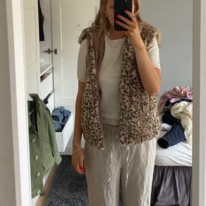 Mysig väst - En jätte cool och mysiga leopard väst! Aldrig andväd