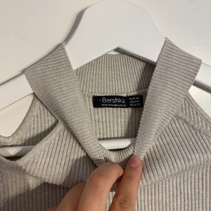 Bershka tröja  - Beige-vit tröja, fin vid axlarna passar M och både S köptes i Spanien för 150kr🤍🌟