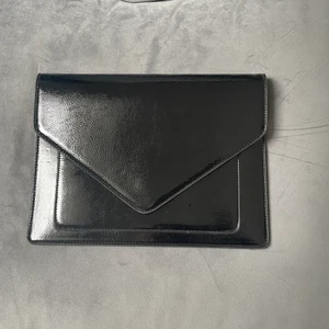 Svart datorfodral/ väska - Svart glansigt dator fodral / väska från Gina tricot. 