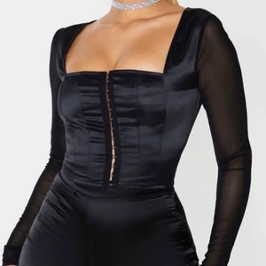 Satin corset tröja Black - Hej fina! Säljer denna fina satin corset tröjan då den är förliten för mig, använd några gånger för prövning 🤍 Köparen står för frakten