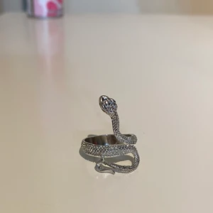 Ring - Helt ny oanvänd manschettring formad som en orm i silver. Säljer pga den va lite för stor för mig! ❤️