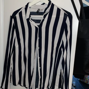 Randig skjorta stlk 38 - Svart och vit randig skjorta. Endast använd en gång. från HM. Passar till allt och till alla evenemang. Stlk 38. Köparen står för frakten.
