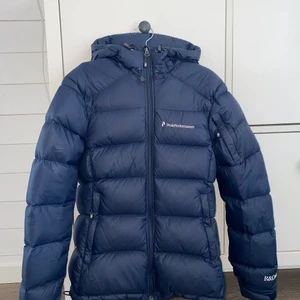 Peak performance jacka dam  - En jätte fin jacka från peak performance, säljer på grund av att den är för liten, den är i storlek XS, köparen står för frakten och betalning sker via swich 