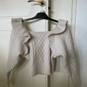 Jättefin stickad tröja 🤍 - Säljer denna stickade tröja från H&M. Det är en kortare modell med volanger vid axlarna. Den passar så fint till ett par ljusa jeans 👖  Skriv i chatten om du vill ha fler bilder. Frakt tillkommer i priset!