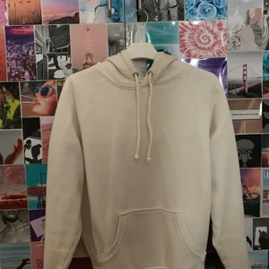 Hoodie - Cremevit hoodie från bikbok. Använt ca 3 ggr. Skulle säga att den är oversized i storleken. Köpare står för frakt (66kr). Pris 50kr + 66kr = 116kr. 