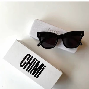 Solglasögon  - Så fina solglasögon från Chimi eyewear, mycket fint skick! (Inga repor elr liknande) Modellen är 005.                          Köpta för 1100kr    