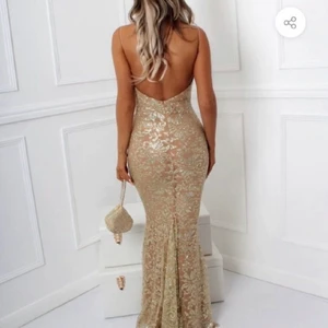 Bal/Fest klänning - En super fin balklänning som tyvär inte kommer att komma till andvändning då min bal är inställd. Super fint skick aldrig andvänd, nypris 1200kr. Lappen kvar och inga defekter