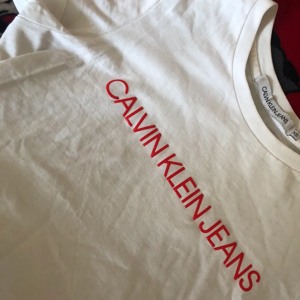 Calvin Klein Jeans T-shirt i nyskick, bara använd ett fåtal gånger, minns inte nypris så priset går att diskutera.. T-shirts.