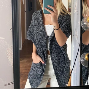 Stickad kofta🤍🖤 - Superhärlig och skön stickad kofta med korta ärmar 🖤 Storlek XS men skulle säga att den är oversize, den passar mig och jag är vanligtvis S. 💕 mycket fint skick!