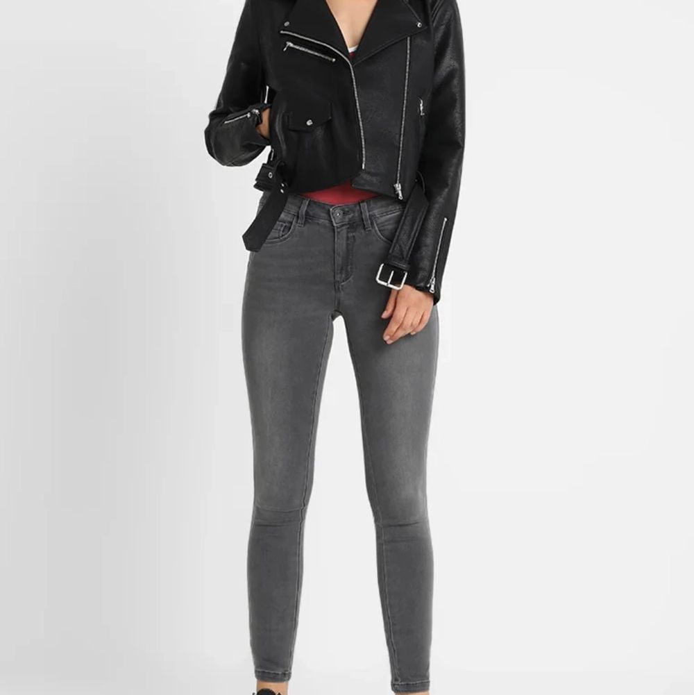 snygga och bekväma jeans som knappt är använda, storlek Xs/32. Jeans & Byxor.