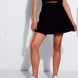 Svart Kjol - Svart kjol från NewYorker 🖤🖤 de första två bilderna är lånade från newyorker!