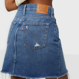 Levi’s jeanskjol - Säljer min Levi’s kjol eftersom den är för liten för mig 💙💙 kan möjligtvis bytas mot en likadan kjol i storlek 27.  bra skick ! Nypris 649kr