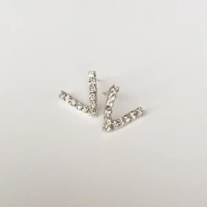 Örhängen med strass - Mått ca 2,5x2,5cm. Oanvända