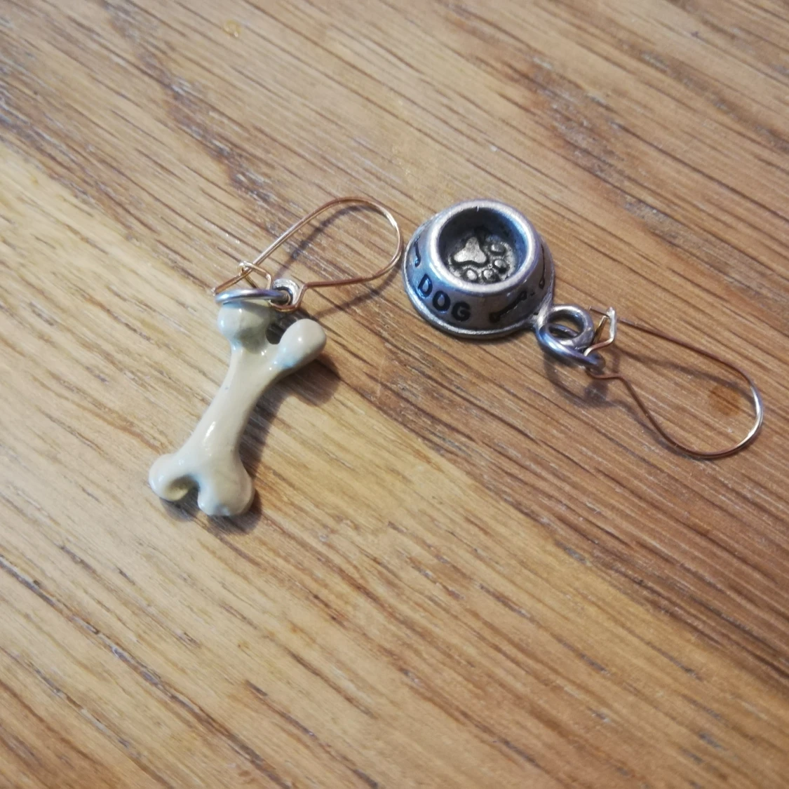 Örhängen med söta hundrelaterade berlocker