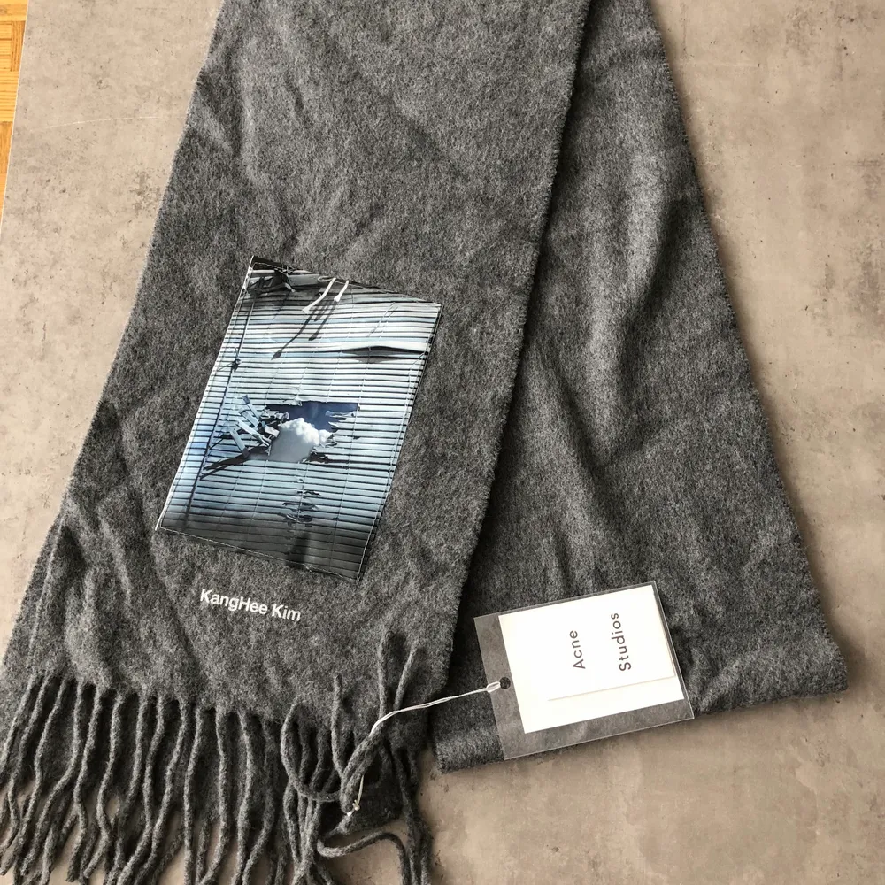 ACNE STUDIOS CANADA SKINNY KIM PATCH SCARF. Helt ny . Accessoarer.