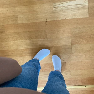 Jeans från Zara - säljer mina jättesnygga wide leg jeans från zara. säljer pga jag vuxit ur de, därför ser de oxå små ut på mig på bilderna ❤️ skriv för fler bilder