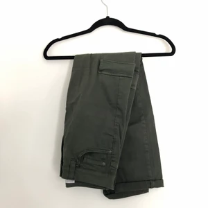 Militär byxor  - Mörkgröna militärbyxor. Skulle säga att dom är xs/s. Fråga för fler bilder