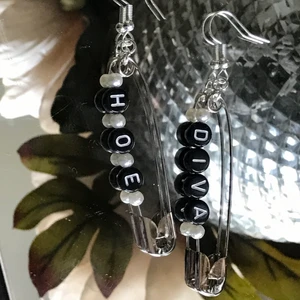 Örhänge  - Örhänge med texten ’’ Diva hoe ” i säkerhetsnål. 🟢finns i lager 