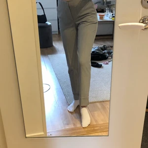 Snygga kostymbyxor Zara - Snygga ljusgråa kostymbyxor från Zara i storlek 34 som tyvärr är lite för stora för mig. I fint skick 🤍