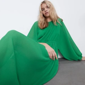 Zara Plisserad Klänning - Aldrig använd klänning från zara. Så snygg och förtjänar att bäras! Jag är 160cm och längden funkar på mig. 