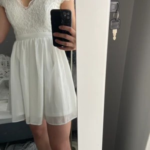 Studentklänning - Jättefin vit klänning, passar perfekt till student eller konfirmation. Använd endast vid ett tillfälle. Kan skicka fler bilder vid intresse. Något missfärgad i armhålor, men går att tvätta bort.
