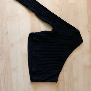 Shein storlek S - En ny topp från shein med ribbat tygg och har en arm. Kommer nog va jätte fin till sommaren men känner att det inte är min still. Storlek S men skulle säga att den passar både Xs och M också.  Köptes för cirka 2 veckor sedan för 100 kronor. Mitt pris 70kr+frakt