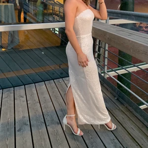 Intressekoll på balklänning  - ‼️Intressekoll på världens finaste balklänning!‼️ den är endast använd 1 gång och är helt slutsåld från Nellys hemsida och blir inte påfylld igen 🥰 Champagnefärgad med massa små paljetter på tyget och slits där bak. Säljer endast till ett väldigt bra pris då jag verkligen älskar denna klänningen🥰 nypris: 1300