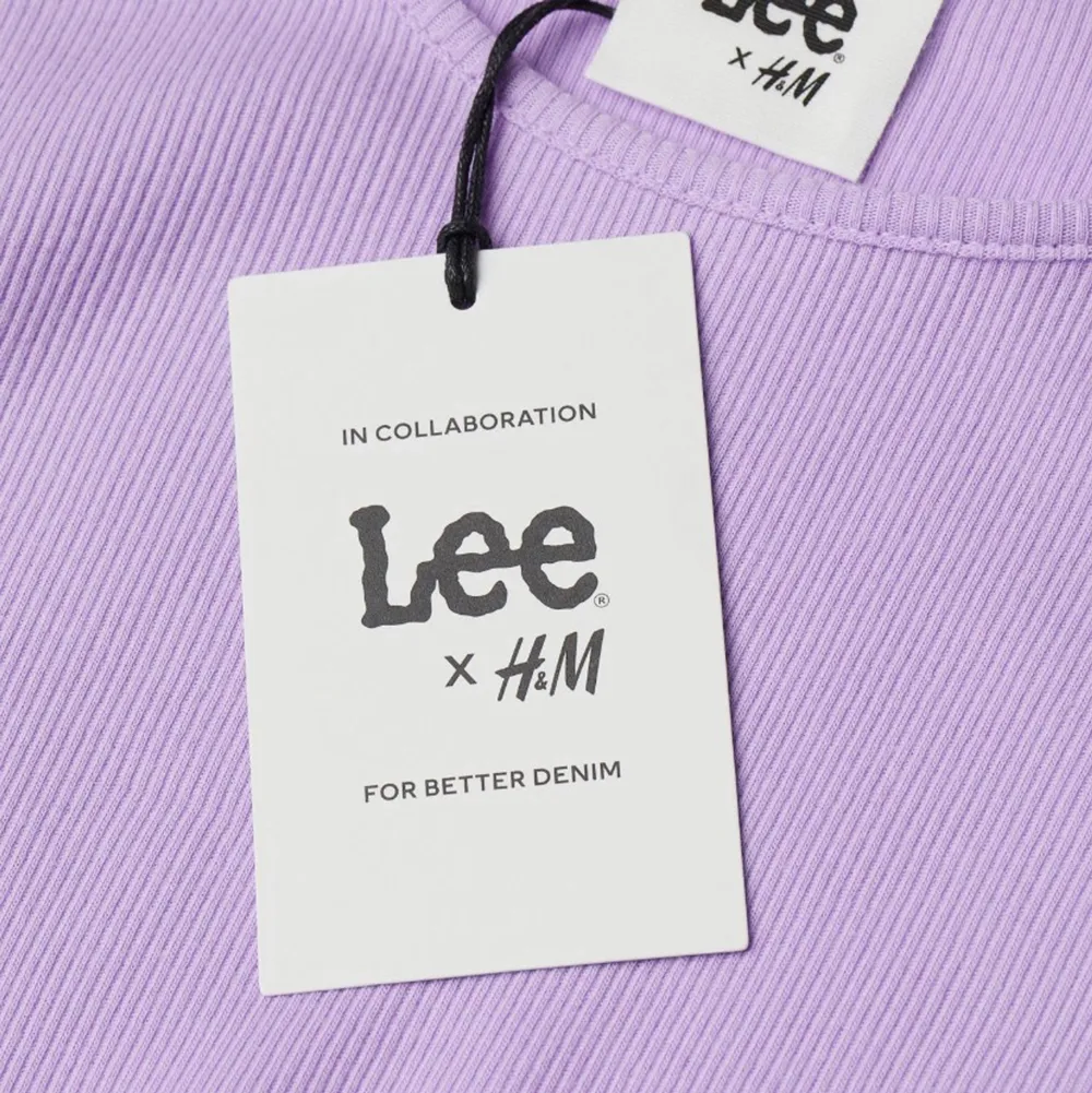 Säljer min Lee X HM tröja då den var lite för liten för mig den är aldrig använd och prislappar finns kvar. Toppar.
