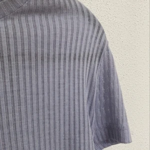 Tröja från weekday  - En blå/lila t-shirt från weekday 