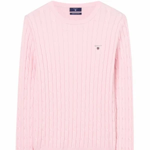 Gant rosa kabelstickad tröja  - Säljer denna fina ljusrosa flätstickade Gant tröja med rundad hals. Sparsamt använd och i mycket bra skick! Nypris 1 299kr, mitt pris 200kr💕