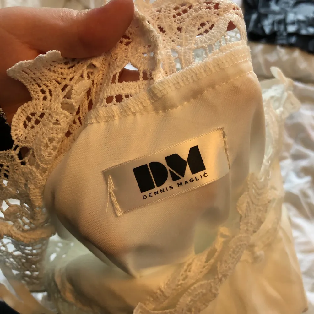 En vit jumpsuit med fina detaljer, köpt på hemsidan DM och är använd endast en gång. De finns ett litet hål i den så skriv för fler och närmre  bilder. . Klänningar.
