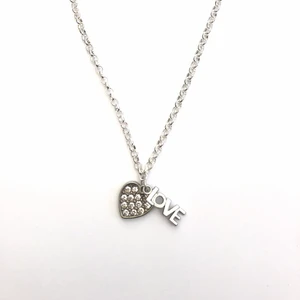 ”Love” halsband - Handgjort halsband med antingen 1 eller 2 berlocker     Kedjan ska vara nickelfri (kan ej garantera)                       1 berlock: 34kr + frakt                                                       2 berlocker: 39kr + frakt