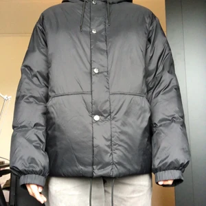 HOPE Puffer Jacket - HOPE dunjacka i svart. Kostar orginalt ca 4000kr. Passformen är oversized och passar som M. Är den skönaste jackan jag har haft svin mysigt material och mjukt ”puff”. Har används ett fåtal gånger, vinter säsongen han ta slut därför ser den helt ny ut. Har funktioner som inne ficka och går att spänna luvan samt nedre delen av jackan med hjälp av snöre.