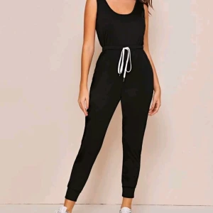 S - Helt ny   storlek s                                                             längd 139 , Höft storlek 102 ,   midjastorlek 68-100 byst 86