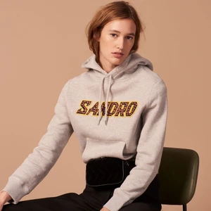 Sandro hoodie  - Jag säljer min fina sandrohoodie då den inte längre passar. Köpt för 1200kr men säljer för 400❤️ liten slitning längst uppe som man ser på tredje bilden💞