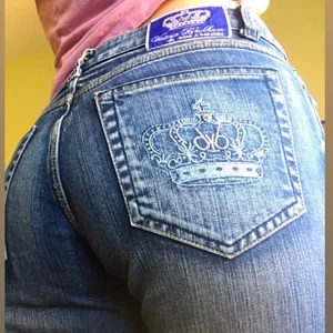 Victoria Beckham Jeans💗✨ - 2000talets mest iconiska jeans!! 💗🌟 Lågmidjade, bootcut, glittrande kronor på rumpan, allt man vill ha!  Jag har tagit alla bilderna, är själv kanske storlek M /28 i midjan och 167cm lång, dessa är ganska små i storleken 