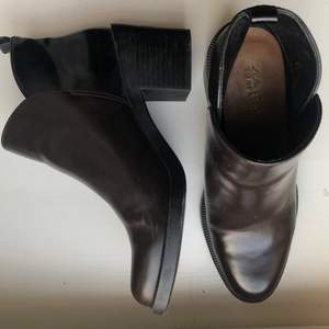 Oanvända Zara ankel boots! Svart/bruna med dragkedja. Klackhöjd på ca 4cm. 💘