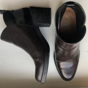 Zara Boots - Oanvända Zara ankel boots! Svart/bruna med dragkedja. Klackhöjd på ca 4cm. 💘