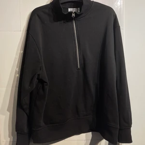 Sweatshirt från weekday i storlek M - Använd men i bra skick. 166 kr med inkluderad frakt.