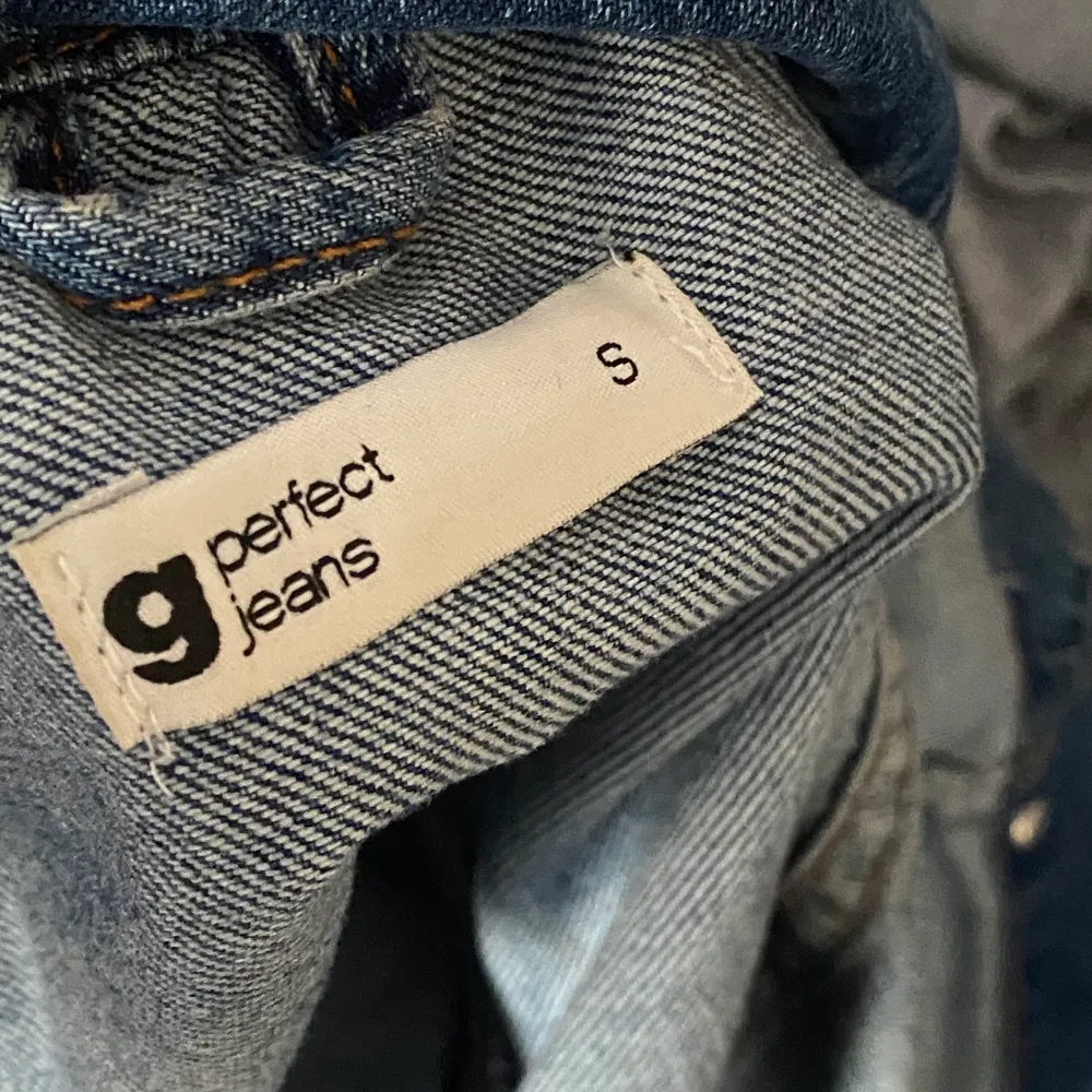 Supersnygg, trendig jeans jacka från Gina! Den är cropad så alltså slutar den vid midjan, jag säljer den eftersom den är för liten. Köptes för 449kr och säljer den för 100kr, köparen står för frakt eller eventuellt kan mötas upp! . Jackor.