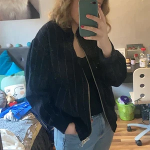 Gant jacka - Har bestämt mig för att sälja min gant jacka, eftersom att den tyvärr inte kom så mycket till användning. Köpte den från herr avdelningen men passar mig som är S/M sket bra. Säljer den för detta priset eftersom att det är äkta gant och att den knappt är använd. Men priset kan ändå diskuteras om de är så🤍🤍