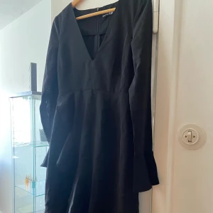 Klänning från bohoo - Storlek 36 ( men sitter som en 34) endast provad💖 Tvättas innan den skickas då den har legat i min garderob. Prutbart 