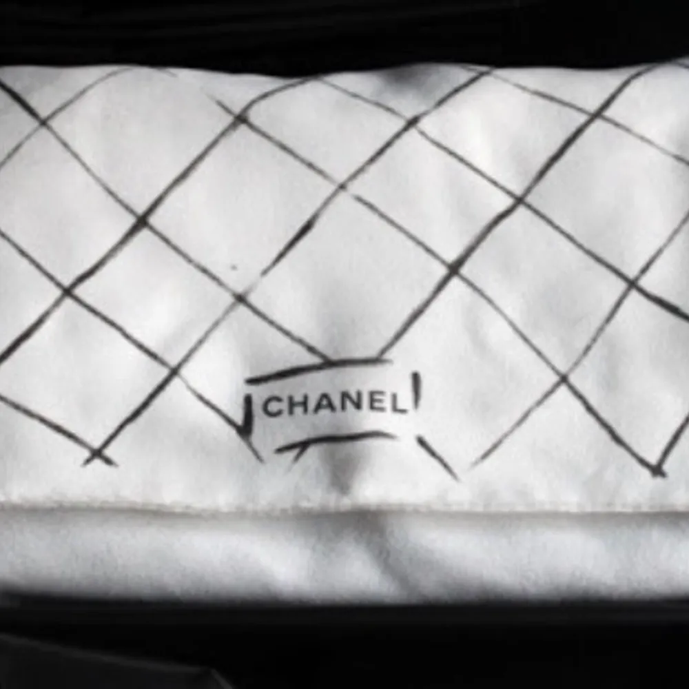 Chanel classic flap bag. Orginalpris:57900kr Mitt pris:1200 #svart #chanel Skriv gärna vid intresse eller frågor.😊 Endast swish💸 Gratis frakt📦. Väskor.