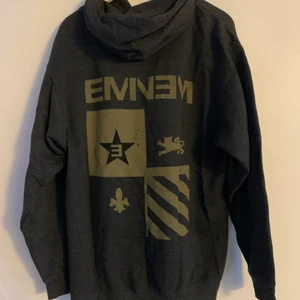 Ovanlig Eminem hoodie, 9/10 skick - Snygg emiem hoodie, kollar därför intresse. Köpt på ebay för 500 + frakt och import. Använd 1 gång