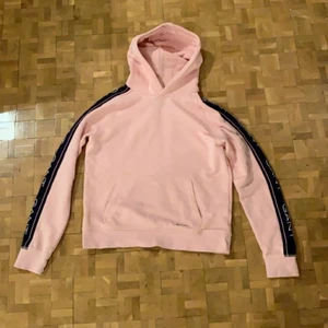 Gant dress  - Säljer ett Gant sett som ja använt få gånger pga inte tyckt de passat mig! Köpte både tröjan och byxorna för 1400kr på kidsbrandstore för nått år sen. Storlek 176 och passar mig bra som är 170+. Båda delarna är i bra skick! Pris kan diskuteras. (Frakt står köparen för) 😊