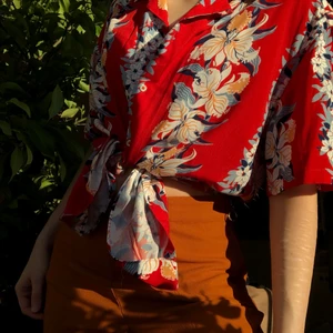 Sommartröja från zara - Från herravdelningen på zara! Jag gillar o knyta den i midjan som på bilden. Den är mäns storlek s. Det finns några enstaka trådar som sticker ut vid knapparna. 