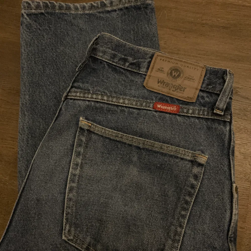 Regular fit jeans köpta second hand, toppen skick av bra kvalite insydda i midjan men sömmen går lätt att sprätta om man vill ha en mer baggy fit. Storlek 32x32 och jag på bilden har vanligtvis strl.38/m och är 178cm. Hör gärna av dig vid frågor💖. Jeans & Byxor.