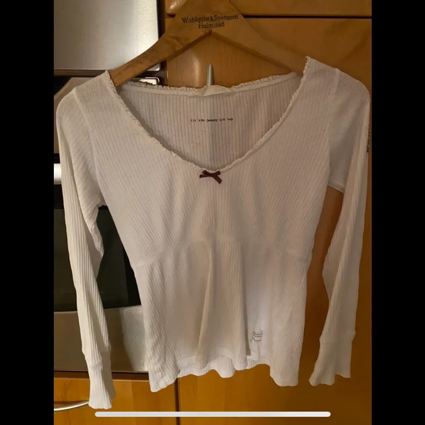 Söt Odd Molly tröja, vit refflad 🤍 passar till stl S, 166kr kr inklusive frakt 🤍✨. Toppar.